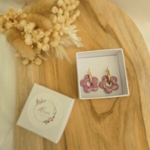 boucles d’oreilles fleur rose pailleté avec créoles dorées et pampille florale scintillante