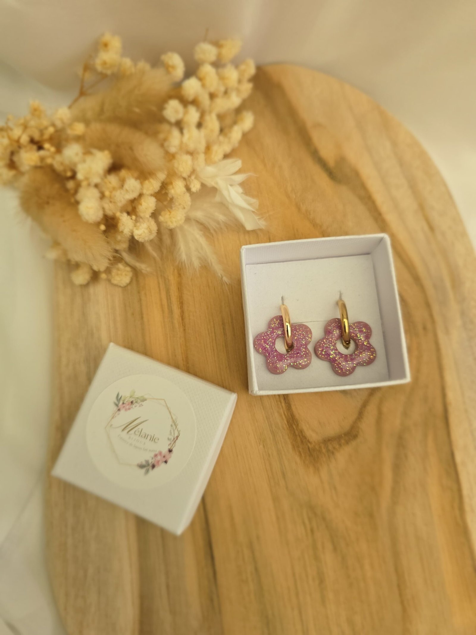 1000071800 boucles d’oreilles fleur rose pailleté avec créoles dorées et pampille florale scintillante