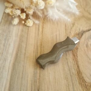Barrette à cheveux ondulée taupe en résine avec éclats dorés