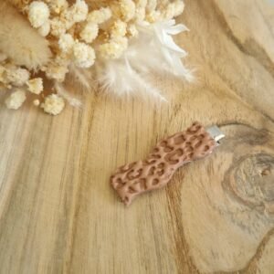 Barrette à cheveux ondulée marron texturée effet léopard