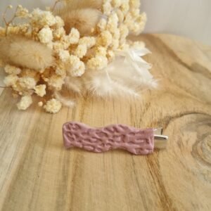 Barrette à cheveux ondulée rose poudré texturée