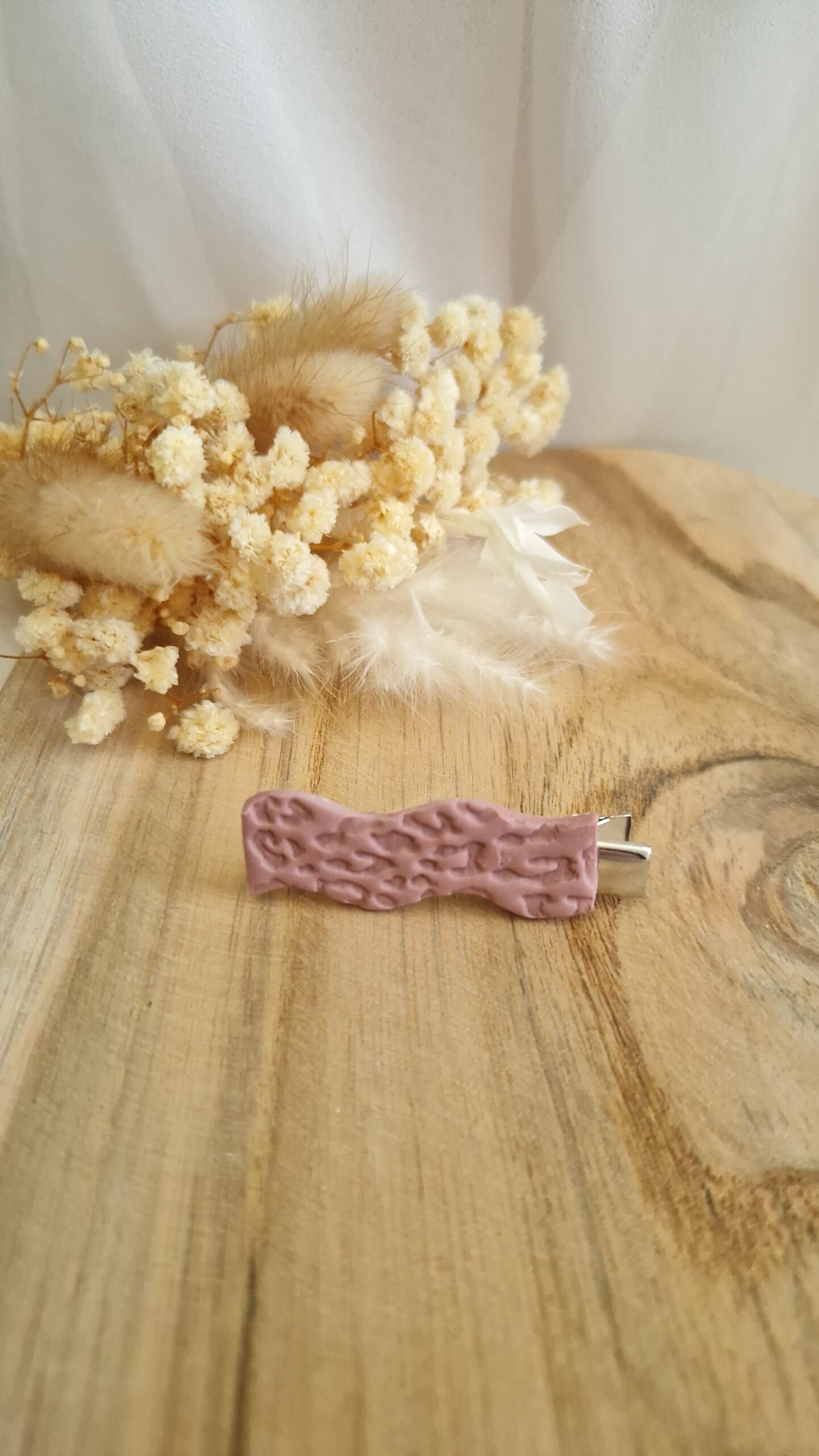 20260215_172417 Barrette à cheveux ondulée rose poudré texturée
