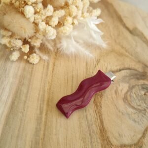 Barrette à cheveux ondulée bordeaux – Accessoire élégant en résine brillante