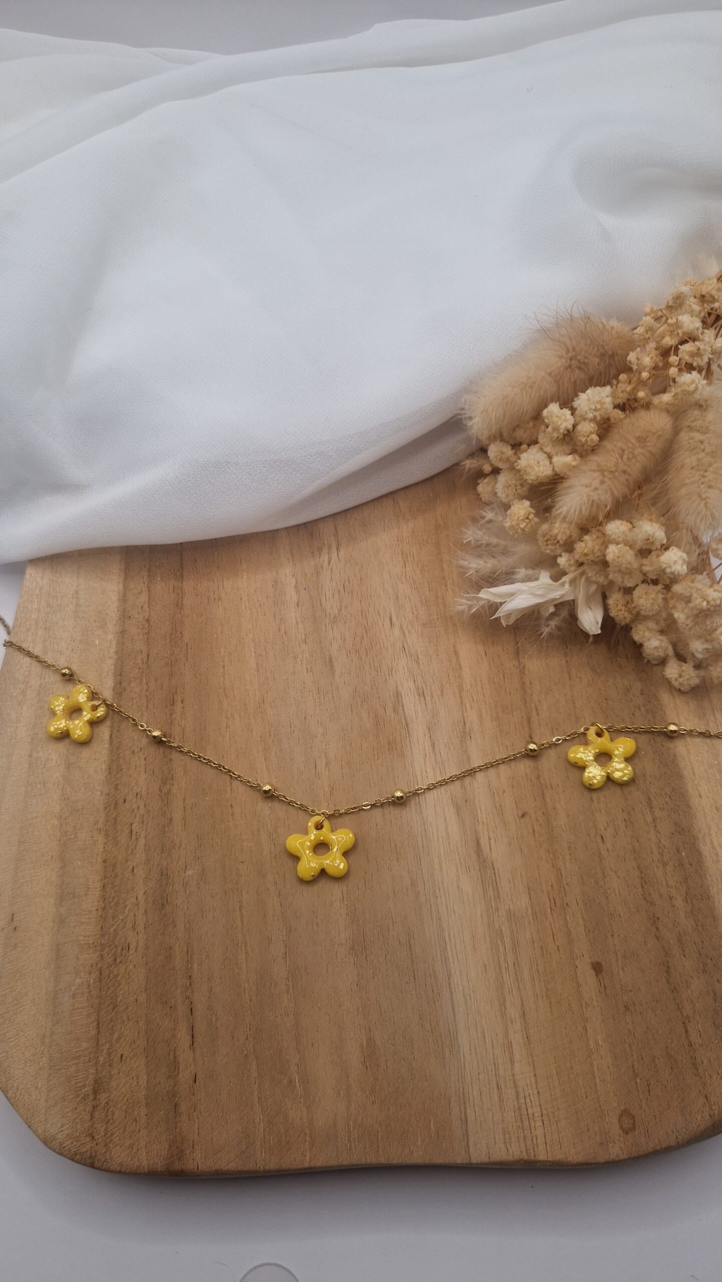 Collier Léana Les Alba – Mélanie Bijoux Collier Léana Les Alba avec petites fleurs jaunes en pâte polymère
