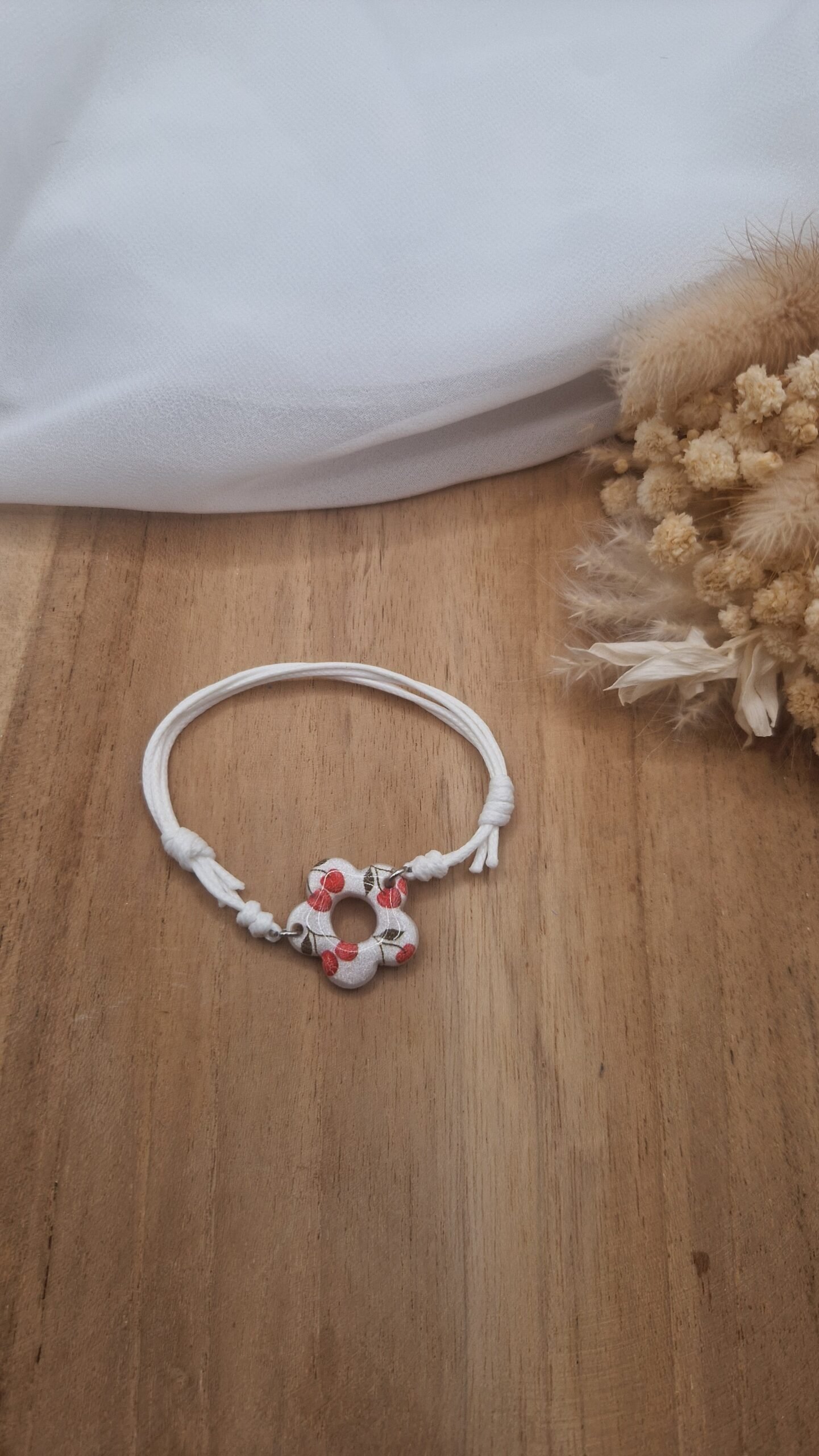 Bracelet Léana Cerise – Mélanie Bijoux Bracelet Léana Cerise en cordon blanc et fleur en pâte polymère